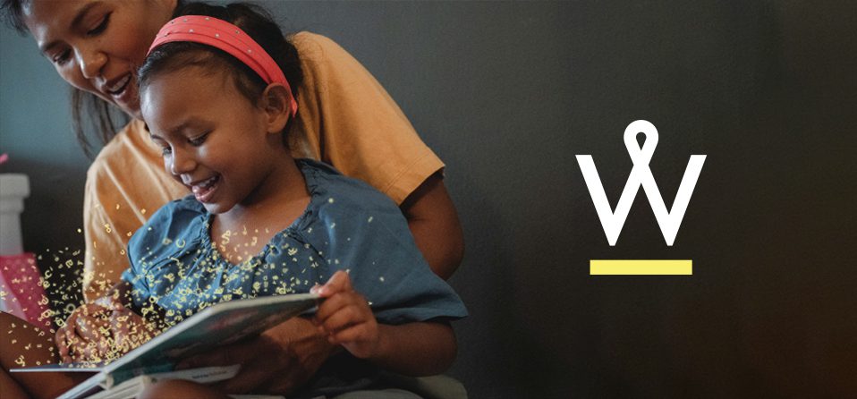 Frau liest Kind vor mit Wycliff Logo