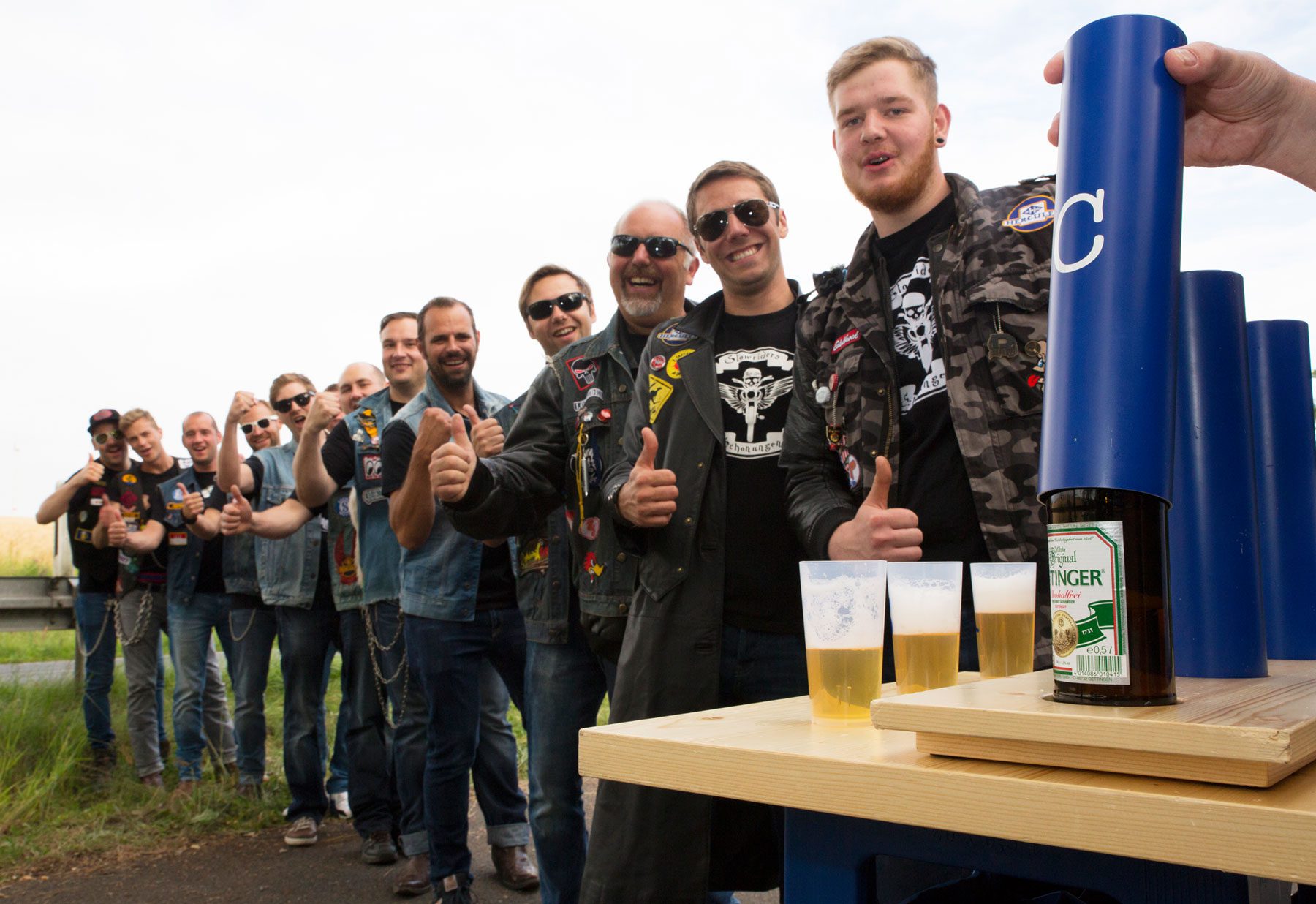 Männer stehen Schlange an der Oettinger Bierprobe