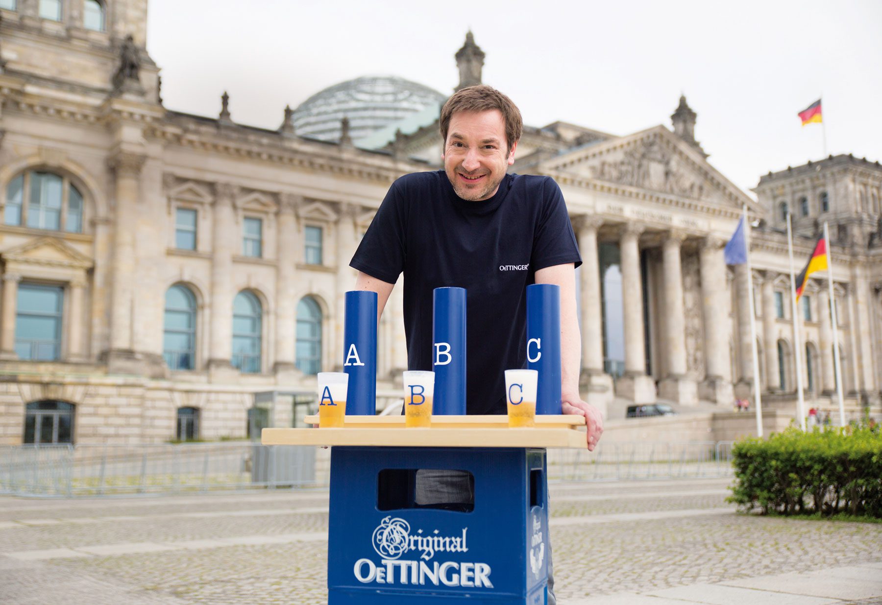 Bierprobe vor dem Reichstag in Berlin